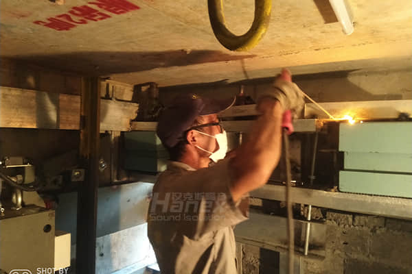 住戶(hù)室內(nèi)長(zhǎng)期遭受電梯困擾，該如何解決？
